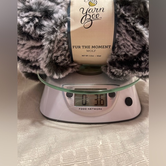 1 Skein Yarn Bee Fur The Moment 100% Polyester Super Bulky Wt Yarn - Wolf/15 - Picture 2 of 2